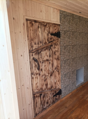 Продаем дверь с коробкой (хвоя) 800х1800х150 "крестьянская" под старину (сорт ав) в Тюмени по доступным ценам.